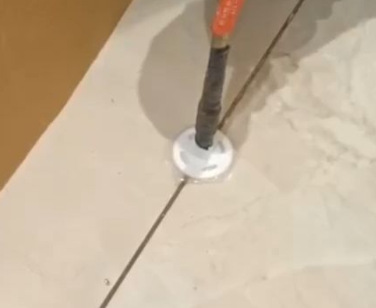 六盘水瓷砖空鼓维修公司专业解答瓷砖在铺贴过程中，如果没有涂抹均匀到位的粘结材料（如水泥砂浆或瓷砖胶），可能会导致以下问题