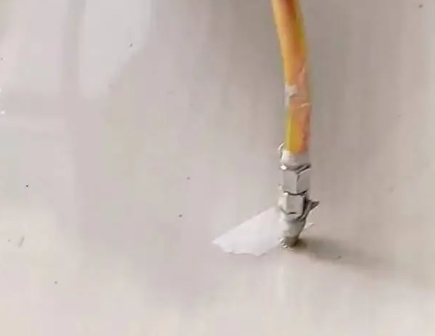 六盘水瓷砖空鼓维修公司专业解答在瓷砖铺贴过程中，如果使用的砂料过粗（如全部使用了粗砂），可能会导致以下问题